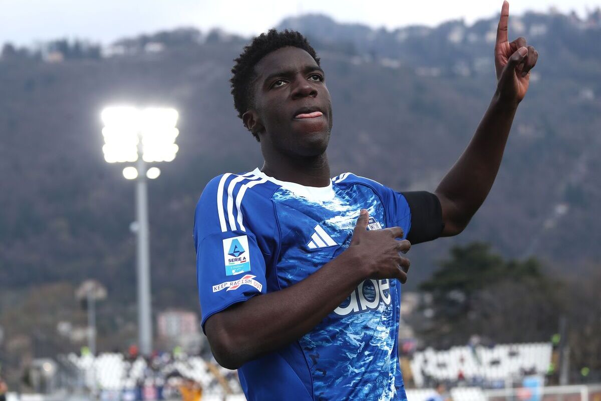 COMO, ITÁLIA - 22 DE MARÇO: Asane Diao do Como 1907 comemora depois de marcar o primeiro gol de seu time durante a partida da Série A entre Como 1907 e Pisa SC no Estádio Giuseppe Sinigaglia em 22 de março de 2026 em Como, Itália. (Foto de Marco Luzani/Getty Images)