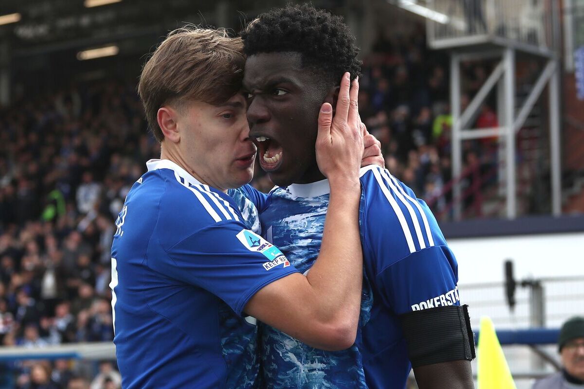 COMO, ITALY - MARCH 22: Assane Diao of Como 1907 celebrates with his team-mate Jesus Rodriguez after scoring their team's first goal during the Serie A match between Como 1907 and Pisa SC at Giuseppe Sinigaglia Stadium on March 22, 2026 in Como, Italy. (Photo by Marco Luzzani/Getty Images)