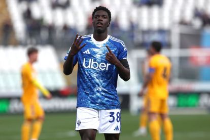 COMO, ITALY - MARCH 22: Assane Diao of Como 1907 celebrates after scoring their team's first goal during the Serie A match between Como 1907 and Pisa SC at Giuseppe Sinigaglia Stadium on March 22, 2026 in Como, Italy. (Photo by Marco Luzzani/Getty Images)