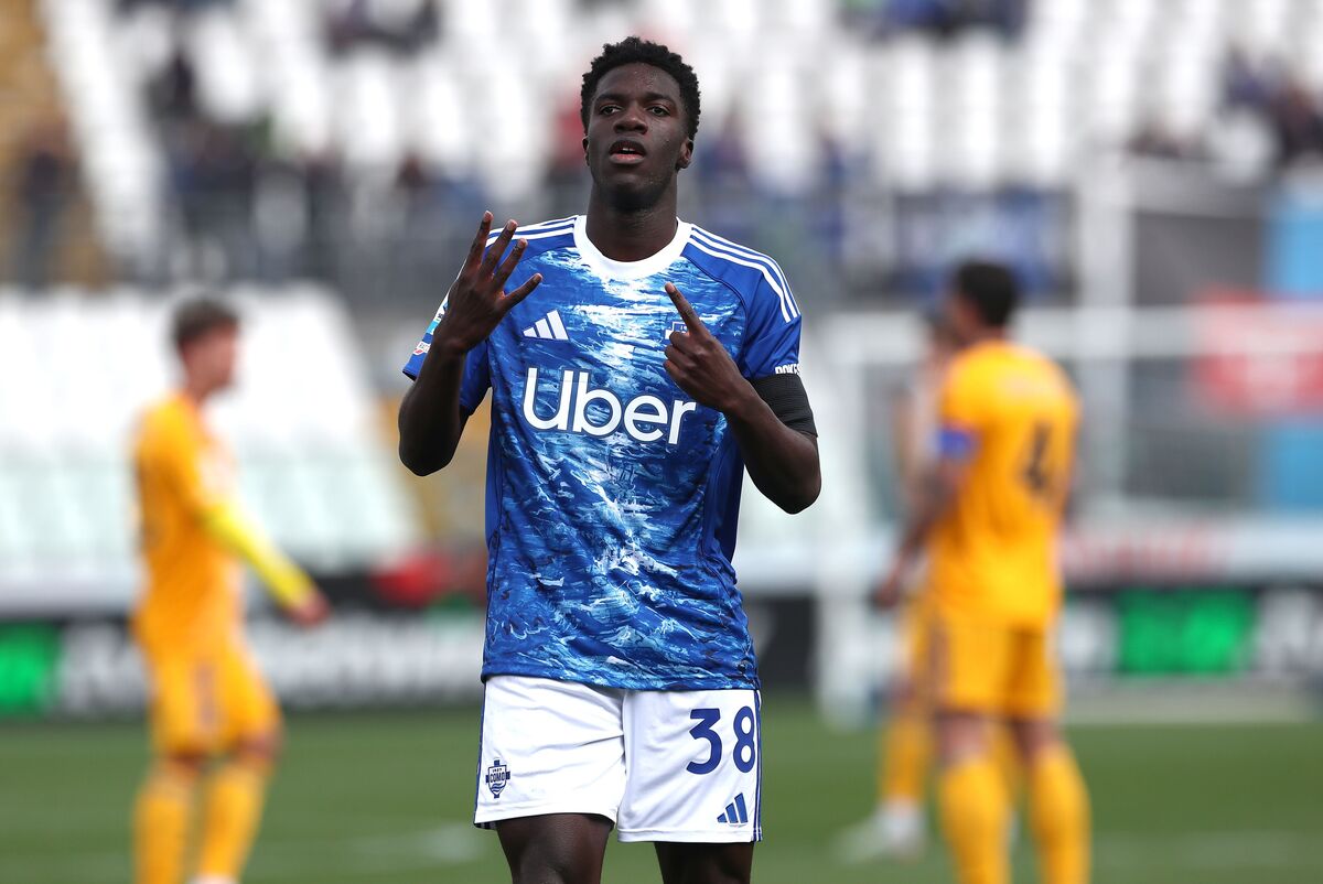 COMO, ITÁLIA - 22 DE MARÇO: Asane Diao de Como 1907 comemora depois de marcar o primeiro gol de seu time durante a partida da Série A entre Como 1907 e Pisa SC no Estádio Giuseppe Sinigaglia em 22 de março de 2026 em Como, Itália. (Foto de Marco Luzani/Getty Images)