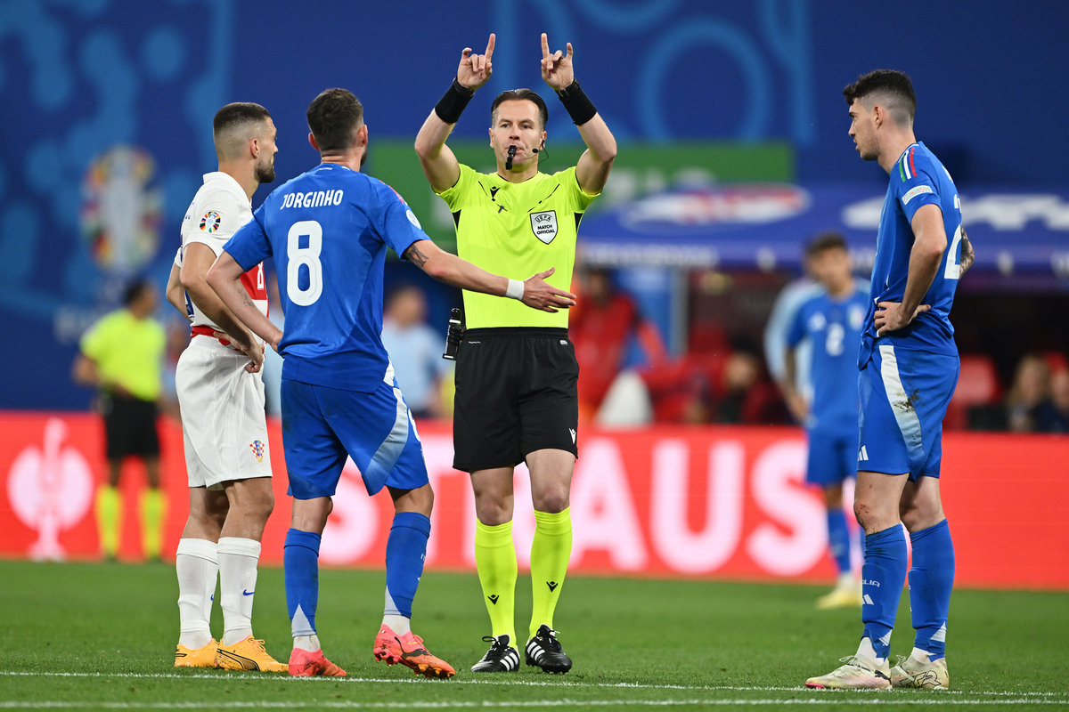 LEIPZIG, GERMANY - JUNE 24: Jorginho of Italy reacts as Referee Danny Makkelie gestures to indicate a VAR review after a potential penalty incident as of Davide Frattesi of Italy is adjudged to have committed handball during the UEFA EURO 2024 group stage match between Croatia and Italy at Football Stadium Leipzig on June 24, 2024 in Leipzig, Germany. (Photo by Dan Mullan/Getty Images)