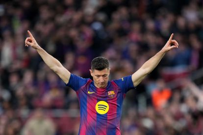 BARCELONA, SPAIN - FEBRUARY 28: Robert Lewandowski of FC Barcelona celebrates scoring his team's fourth goal during the LaLiga EA Sports match between FC Barcelona and Villarreal CF at Spotify Camp Nou on February 28, 2026 in Barcelona, Spain. (Photo by Alex Caparros/Getty Images)