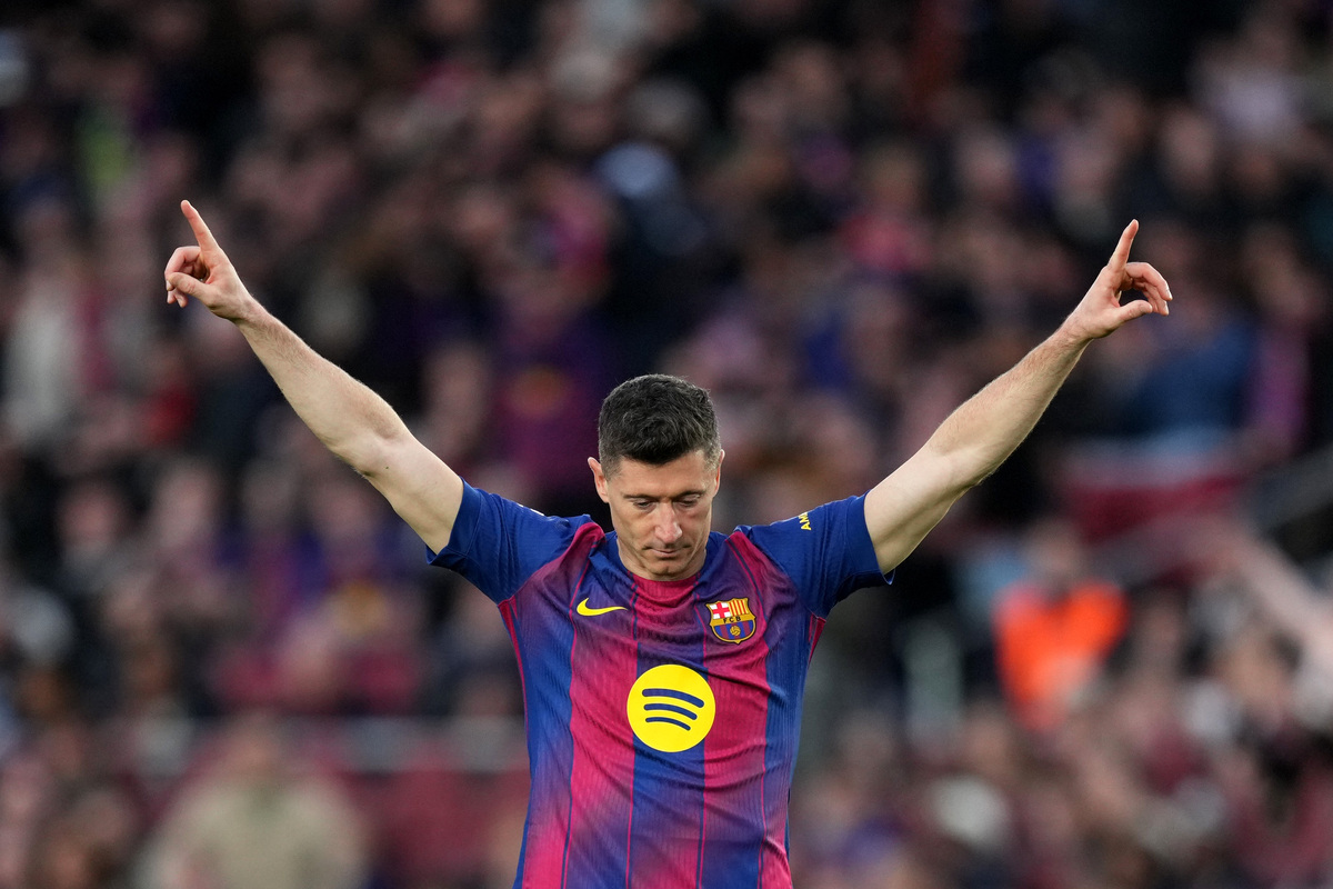 BARCELONA, SPAIN - FEBRUARY 28: Robert Lewandowski of FC Barcelona celebrates scoring his team's fourth goal during the LaLiga EA Sports match between FC Barcelona and Villarreal CF at Spotify Camp Nou on February 28, 2026 in Barcelona, Spain. (Photo by Alex Caparros/Getty Images)