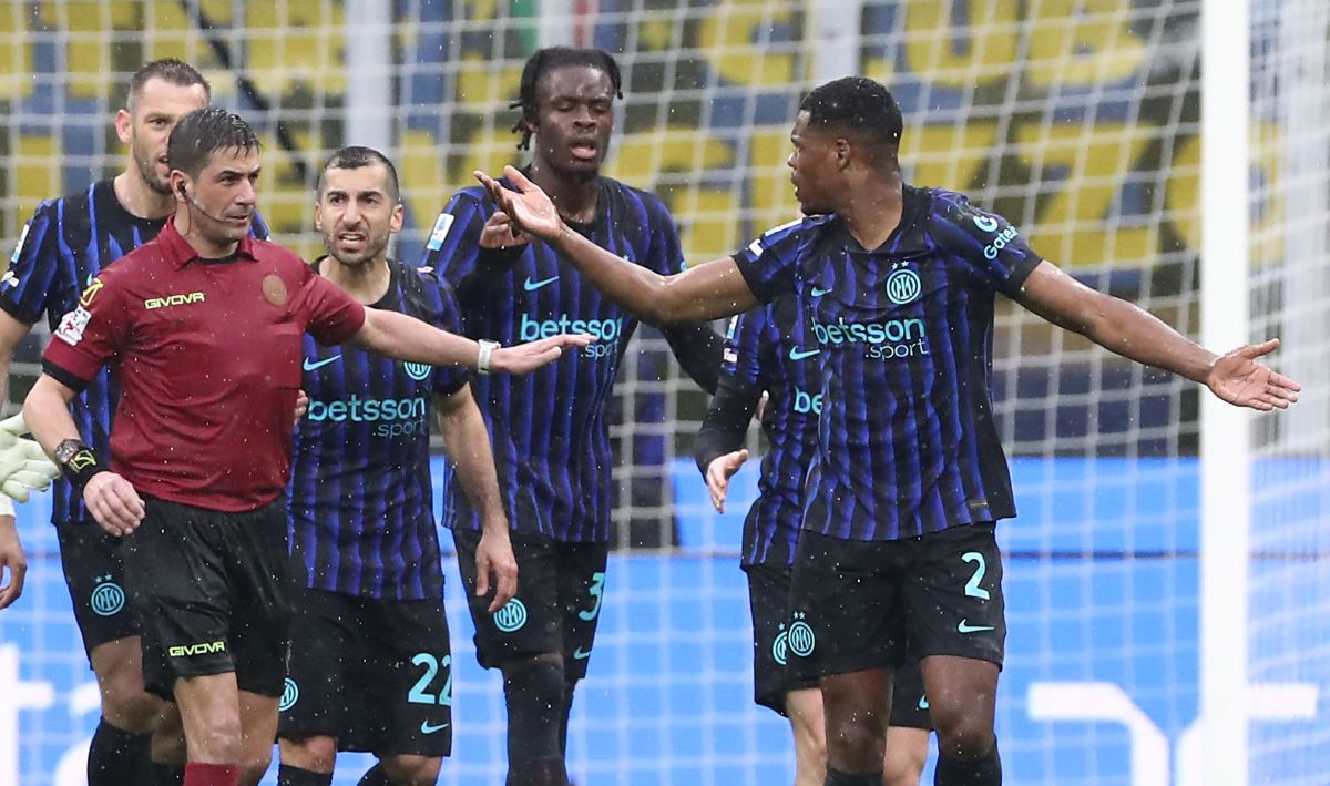 MILAN, ITALY - MARCH 14: Referee Gianluca Manganiello disputes with FC Indernazionale players during the Serie A match between FC Internazionale and Atalanta BC at Giuseppe Meazza Stadium on March 14, 2026 in Milan, Italy. (Photo by Marco Luzzani/Getty Images)