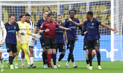 MILAN, ITALY - MARCH 14: Referee Gianluca Manganiello disputes with FC Indernazionale players during the Serie A match between FC Internazionale and Atalanta BC at Giuseppe Meazza Stadium on March 14, 2026 in Milan, Italy. (Photo by Marco Luzzani/Getty Images)