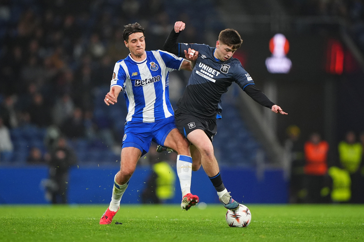 PORTO, PORTUGAL - JANUARY 29: Mikey Moore of Rangers battles for possession with Jakub Kiwior of FC Porto during the UEFA Europa League 2025/26 League Phase MD8 match between FC Porto and Rangers FC at Estadio do Dragao on January 29, 2026 in Porto, Portugal. (Photo by Jose Manuel Alvarez Rey/Getty Images)