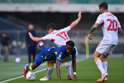VERONA, ITALY - MARCH 15: Daniel Oyegoke of Hellas Verona competes for the ball with Ruslan Malinovskyi of Genoa CFC during the Serie A match between Hellas Verona FC and Genoa CFC at Stadio Marcantonio Bentegodi on March 15, 2026 in Verona, Italy. (Photo by Alessandro Sabattini/Getty Images)