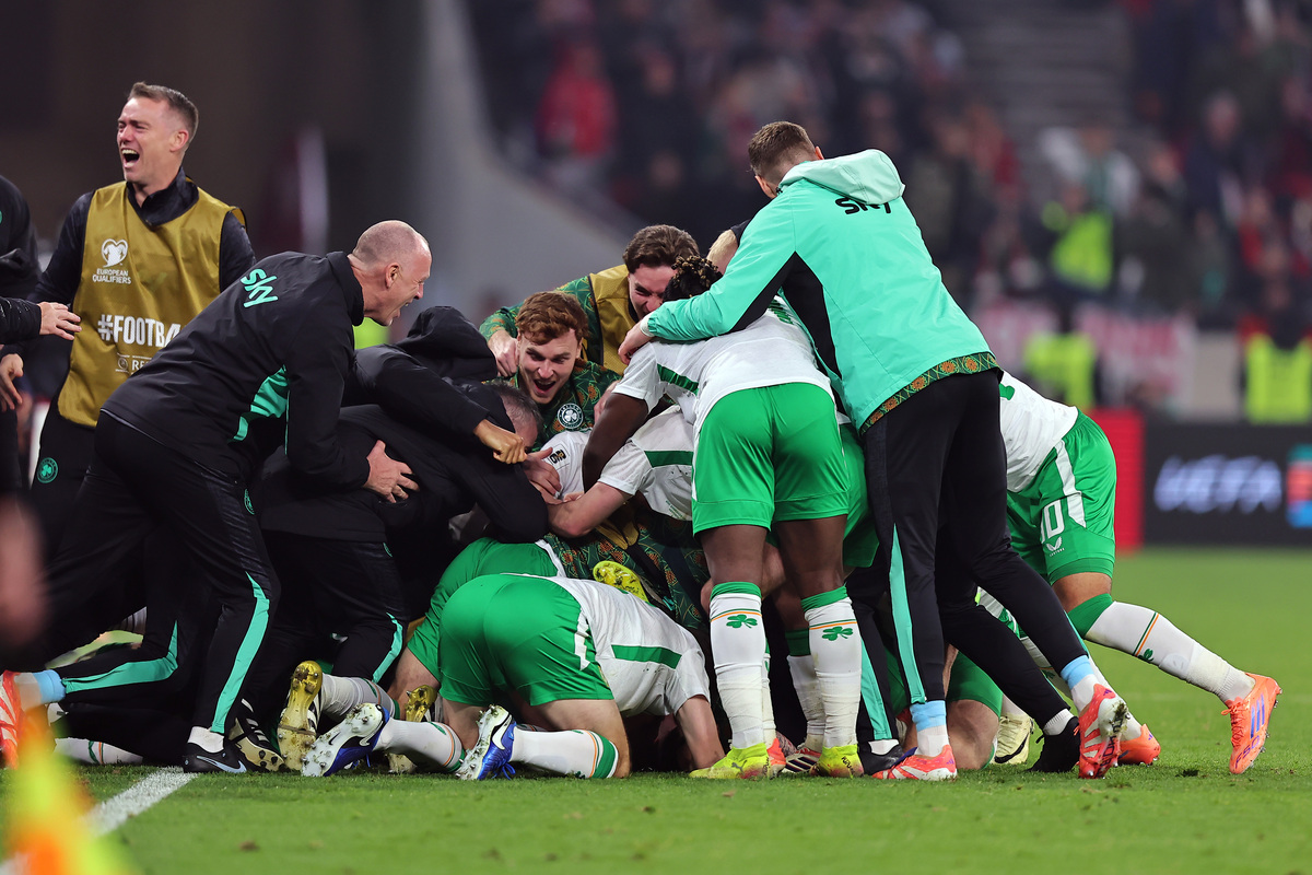 BUDAPEST, HUNGARY - NOVEMBER 16: Players of Republic of Ireland celebrate their sides third goal scored by Troy Parrott of Republic of Ireland during the FIFA World Cup 2026 qualifier match between Hungary and Republic of Ireland at  on November 16, 2025 in Budapest, Hungary. (Photo by David Balogh/Getty Images)