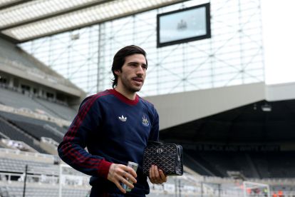 NEWCASTLE UPON TYNE, ENGLAND - FEBRUARY 28: ISandro Tonali of Newcastle United and Italy arrives at the stadium prior to the Premier League match between Newcastle United and Everton at St James' Park on February 28, 2026 in Newcastle upon Tyne, England. (Photo by Stu Forster/Getty Images)