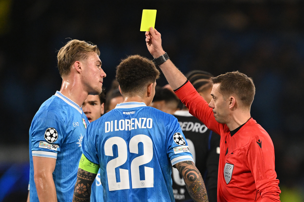 NAPLES, ITALY - JANUARY 28: Rasmus Hojlund and Giovanni Di Lorenzo of SSC Napoli react as teammate Juan Jesus (not pictured) is shown a yellow card by Referee Clement Turpin during the UEFA Champions League 2025/26 League Phase MD8 match between SSC Napoli and Chelsea FC at Stadio Diego Armando Maradona on January 28, 2026 in Naples, Italy. (Photo by Tullio M. Puglia/Getty Images)