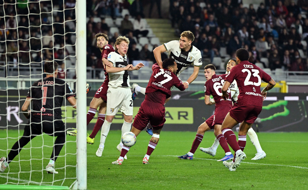 TURIM, ITÁLIA - 13 DE MARÇO: Mateo Pellegrino do Parma Calcio 1913 marca o primeiro gol do Parma Calcio 1913 durante a partida da Série A entre Torino FC e Parma Calcio 1913 no Stadio Olimpico di Torino em 13 de março de 2026 em Torino, Itália. (Foto de Chris Rico/Getty Images)