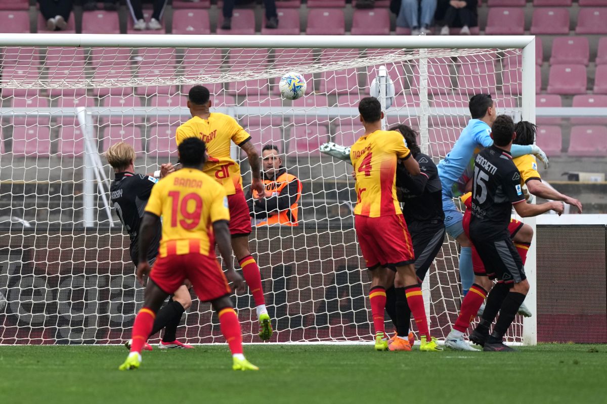 LECCE, ITALY - MARCH 08: Santiago Pierotti US Lecce scores his team's opening goal during the Serie A match between US Lecce and US Cremonese at Stadio Via del Mare on March 08, 2026 in Lecce, Italy. (Photo by Maurizio Lagana/Getty Images)