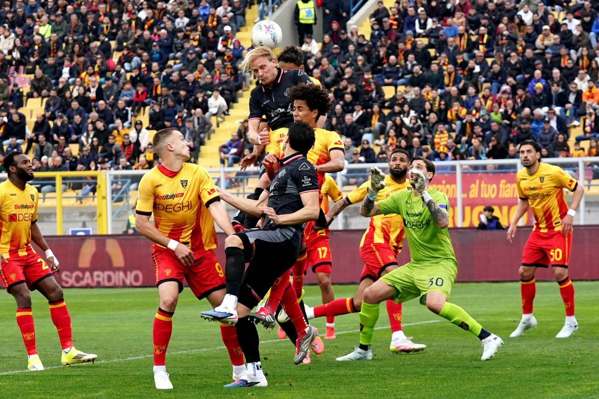 LECCE, ITALY - MARCH 08: Morten Thorsby of US Cremonese in action during the Serie A match between US Lecce and US Cremonese at Stadio Via del Mare on March 08, 2026 in Lecce, Italy. (Photo by Maurizio Lagana/Getty Images)