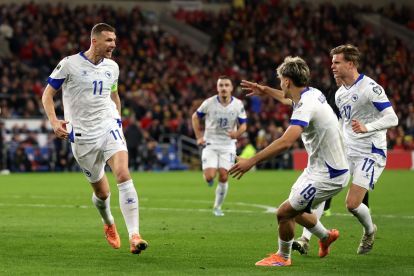 CARDIFF, WALES - MARCH 26: Edin Dzeko of Bosnia and Herzegovina celebrates scoring his team's first goal with teammates during the FIFA World Cup 2026 European Qualifiers KO play-off match between Wales and Bosnia and Herzegovina at Cardiff City Stadium on March 26, 2026 in Cardiff, Wales. (Photo by Warren Little/Getty Images)