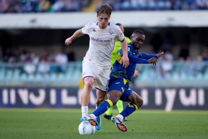 VERONA, ITALY - APRIL 04: Albert Gudmundsson of Fiorentina competes for the ball with Jean-Daniel Akpa Akpro of Hellas Verona during the Serie A match between Hellas Verona FC and ACF Fiorentina at Stadio Marcantonio Bentegodi on April 04, 2026 in Verona, Italy. (Photo by Emmanuele Ciancaglini/Getty Images)