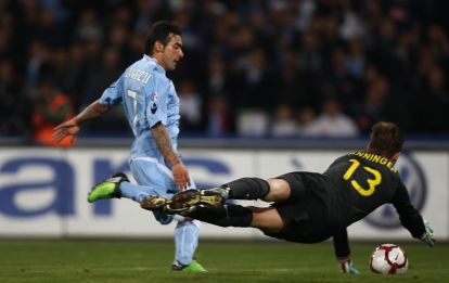 NAPLES, ITALY - MARCH 25:  Alexander Manninger (R) the goalkeeper of Juventus FC and Ezequiel Lavezzi of SSC Napoli in action during the Serie A match between SSC Napoli and Juventus FC at Stadio San Paolo on March 25, 2010 in Naples, Italy.  (Photo by Paolo Bruno/Getty Images)