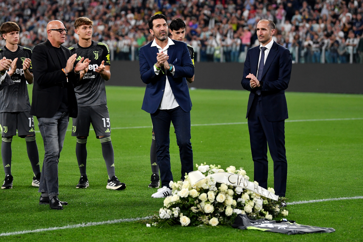 TURIN, ITALY - APRIL 19: Former footballers Giorgio Chiellini and Gianluigi Buffon lay a wreath for the late Alex Manninger prior to the Serie A match between Juventus FC and Bologna FC 1909 at Allianz Stadium on April 19, 2026 in Turin, Italy. (Photo by Valerio Pennicino/Getty Images)