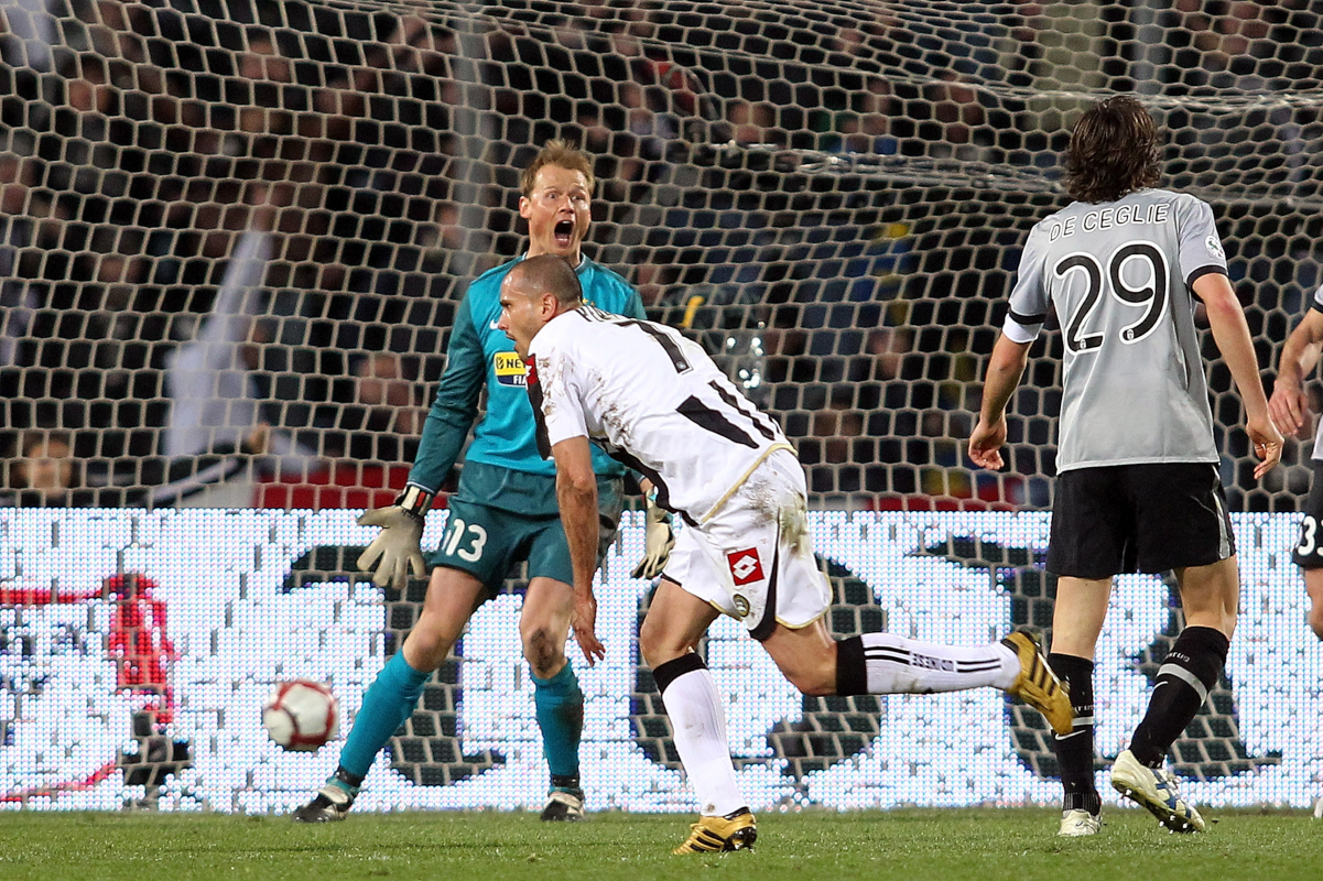 UDINE, ITALY - APRIL 03: Alex Manninger goalkeeper of Juventus FC shows his dejection during the Serie A match between Udinese Calcio and Juventus FC at Stadio Friuli on April 3, 2010 in Udine, Italy. (Photo by Gabriele Maltinti/Getty Images)