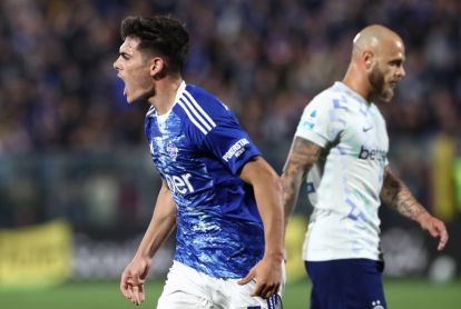 COMO, ITALY - APRIL 12: Alex Valle of Como 1907 celebrates after scoring their team's first goal during the Serie A match between Como 1907 and FC Internazionale at Giuseppe Sinigaglia Stadium on April 12, 2026 in Como, Italy. (Photo by Marco Luzzani/Getty Images)