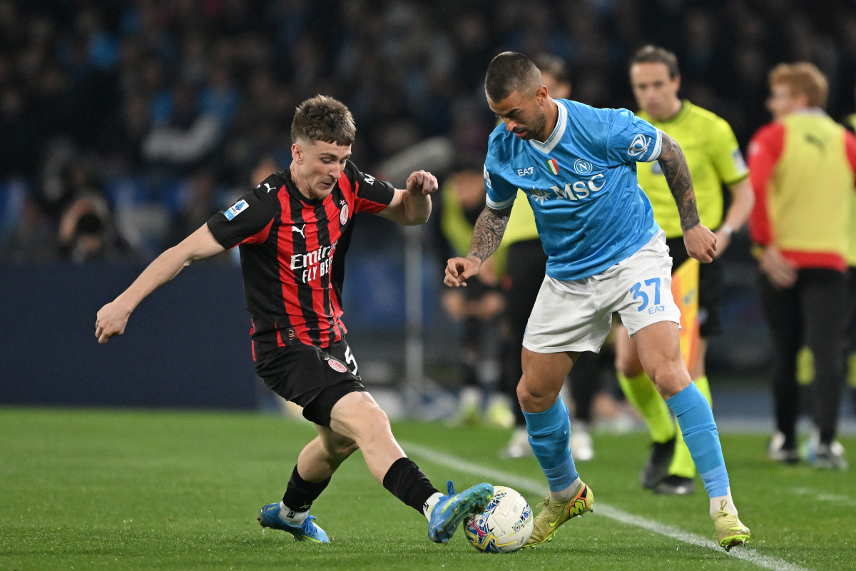 NAPLES, ITALY - APRIL 06: Leonardo Spinazzola of SSC Napoli battles for possession with Alexis Saelemaekers of AC Milan during the Serie A match between SSC Napoli and AC Milan at Stadio Diego Armando Maradona on April 06, 2026 in Naples, Italy. (Photo by Francesco Pecoraro/Getty Images)