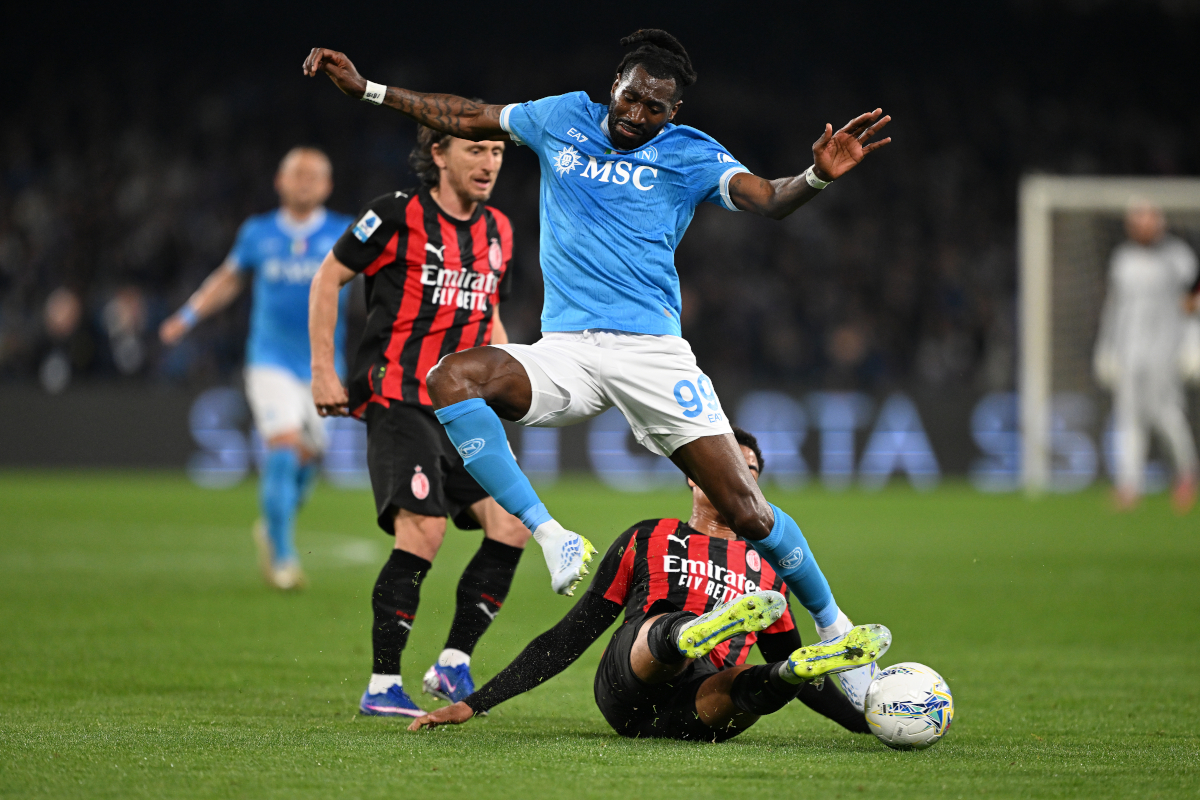 NÁPOLES, ITÁLIA - 06 DE ABRIL: Frank Zambo Anguissa do SSC Napoli luta pela posse de bola com Koni De Winter do AC Milan durante a partida da Série A entre SSC Napoli e AC Milan no Stadio Diego Armando Maradona em 06 de abril de 2026 em Nápoles, Itália. (Foto: Francesco Pecoraro/Getty Images)