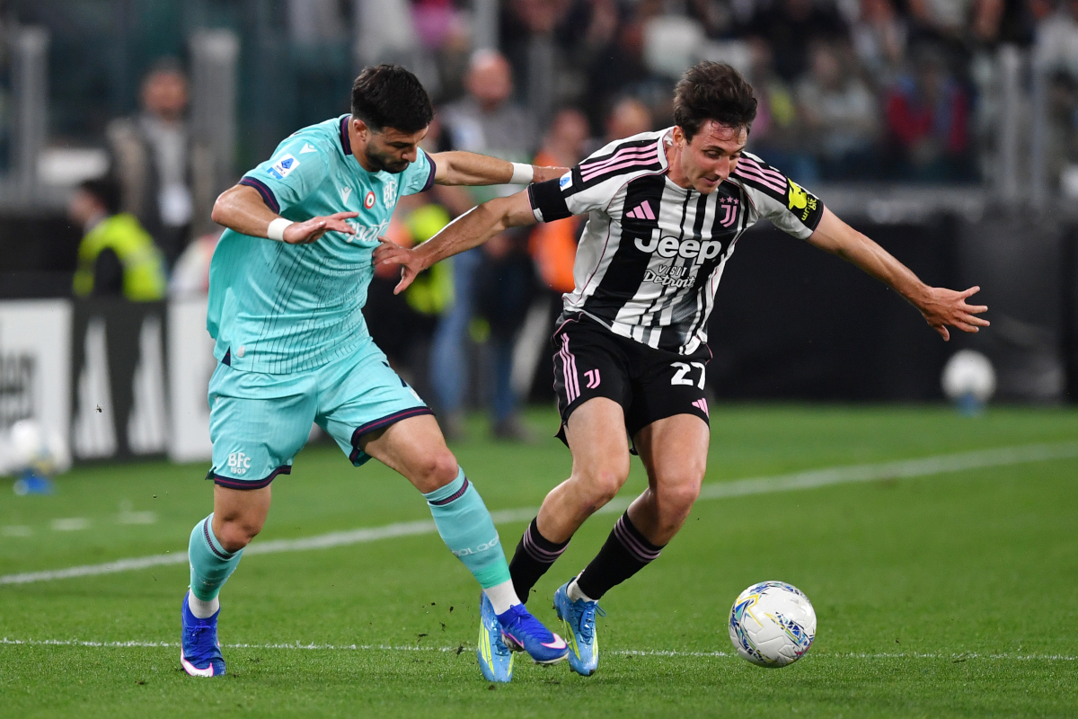 TURIN, ITALY - APRIL 19: Andrea Cambiaso of Juventus battles for possession with Riccardo Orsolini of Bologna during the Serie A match between Juventus FC and Bologna FC 1909 at Allianz Stadium on April 19, 2026 in Turin, Italy. (Photo by Valerio Pennicino/Getty Images)