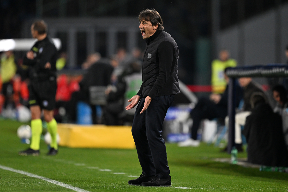 NÁPOLES, ITÁLIA - 06 DE ABRIL: O técnico do SSC Napoli, Antonio Conte, reage durante a partida da Série A entre SSC Napoli e AC Milan no Stadio Diego Armando Maradona em 06 de abril de 2026 em Nápoles, Itália. (Foto: Francesco Pecoraro/Getty Images)