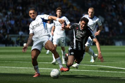 UDINE, ITALY - APRIL 06: Arthur Atta of Udinese goes down in the penalty area after being challenged by Diego Carlos of Como during the Serie A match between Udinese Calcio and Como 1907 at Stadio Friuli on April 06, 2026 in Udine, Italy. (Photo by Timothy Rogers/Getty Images)