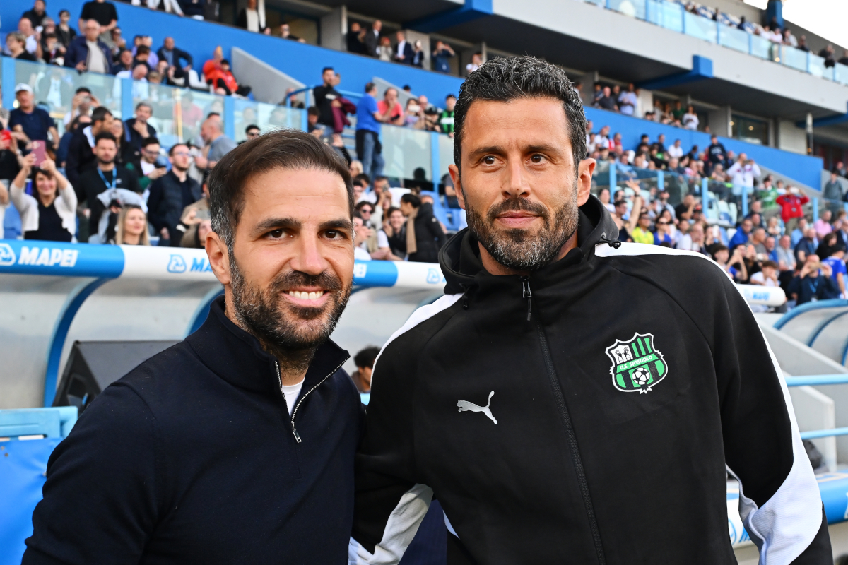 SASSUOLO, ITALY - APRIL 17: Cesc Fabregas, Head Coach of Como 1907, and Fabio Grosso, Head Coach of US Sassuolo Calcio, pose for a photo prior to the Serie A match between US Sassuolo Calcio and Como 1907 at Mapei Stadium Citta del Tricolore on April 17, 2026 in Sassuolo, Italy. (Photo by Alessandro Sabattini/Getty Images)
