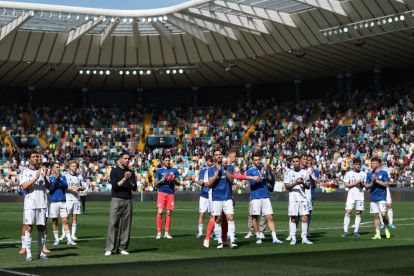 UDINE, ITALY - APRIL 06: The Como squad with their manager Cesc Fabregas thank supporters at the end of the Serie A match between Udinese Calcio and Como 1907 at Stadio Friuli on April 06, 2026 in Udine, Italy. (Photo by Timothy Rogers/Getty Images)