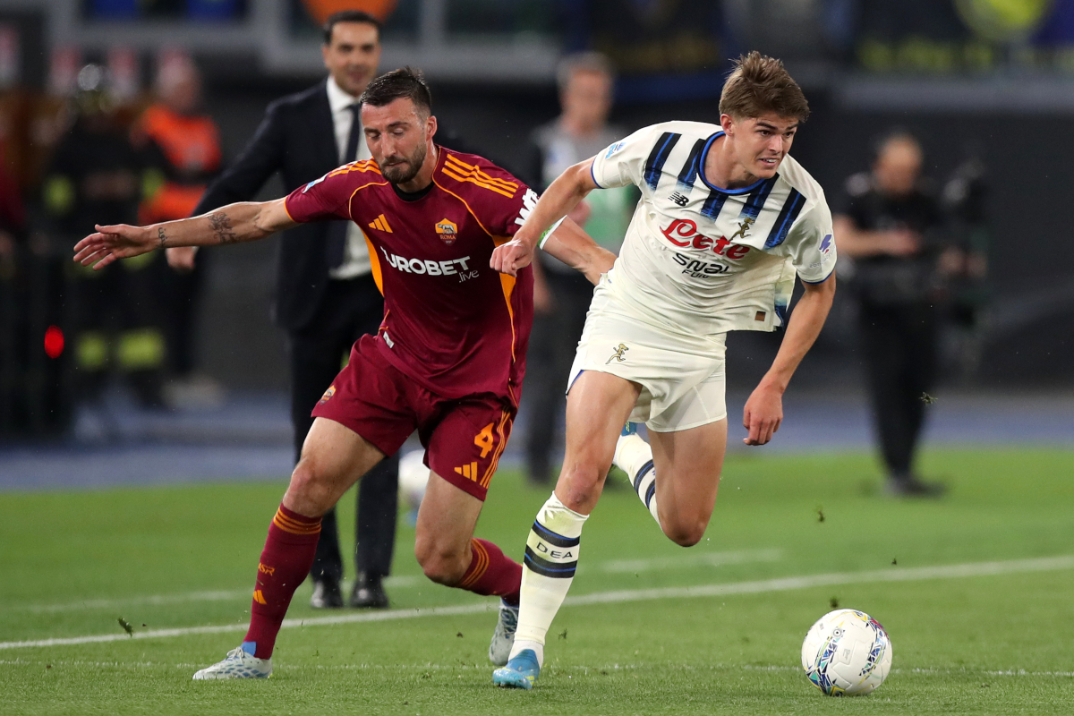 ROME, ITALY - APRIL 18: Charles De Ketelaere of Atalanta is challenged by Bryan Cristante of AS Roma during the Serie A match between AS Roma and Atalanta BC at Stadio Olimpico on April 18, 2026 in Rome, Italy. (Photo by Paolo Bruno/Getty Images)