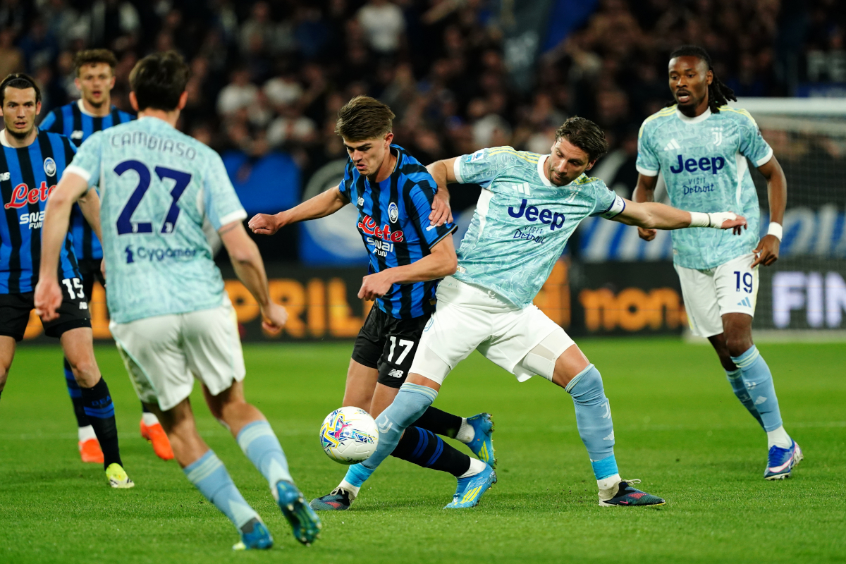 BERGAMO, ITALY - APRIL 11: Charles De Ketelaere of Atalanta is challenged by Manuel Locatelli of Juventus during the Serie A match between Atalanta BC and Juventus at Gewiss Stadium on April 11, 2026 in Bergamo, Italy. (Photo by Pier Marco Tacca/Getty Images)