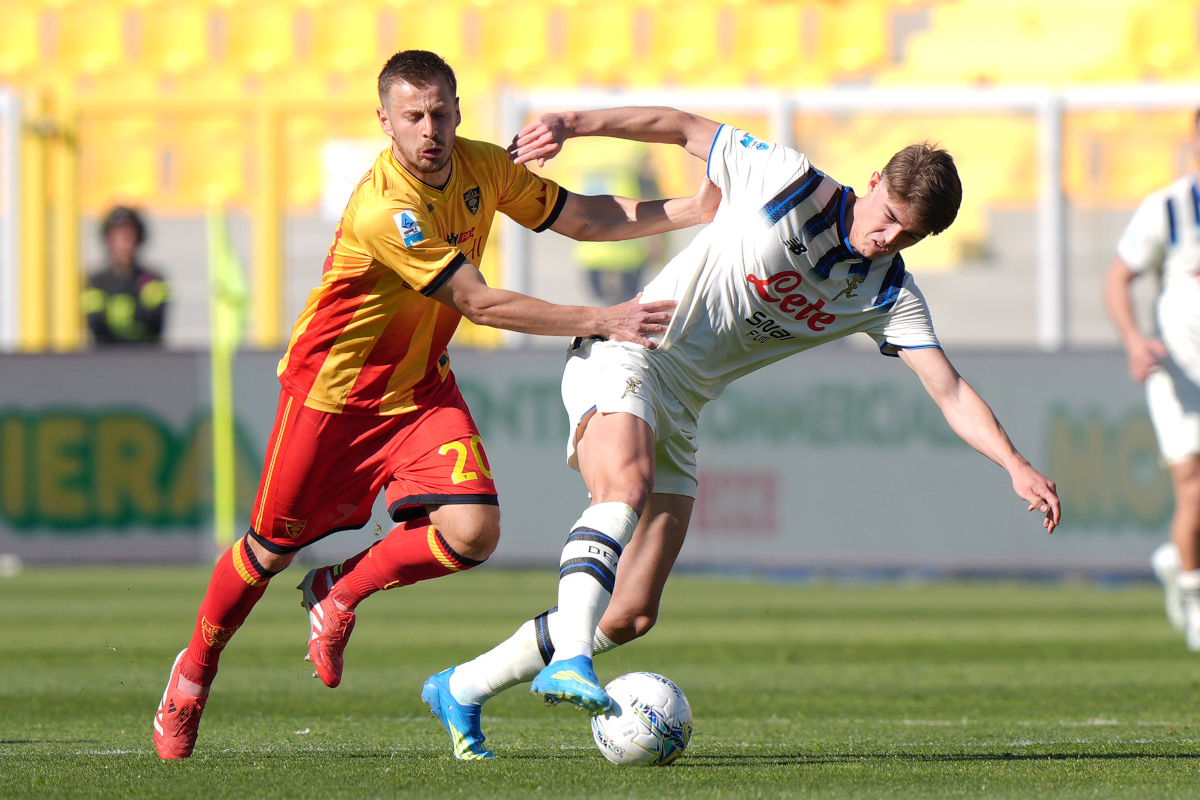 LECCE, ITALY - APRIL 06: Charles De Ketelaere of Atalanta BC battles for possession with Ylber Ramadani of US Lecce during the Serie A match between US Lecce and Atalanta BC at Stadio Via del Mare on April 06, 2026 in Lecce, Italy. (Photo by Francesco Pecoraro/Getty Images)