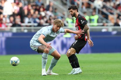 MILAN, ITALY - APRIL 11: Thomas Thiesson Kristensen of Udinese Calcio and Christian Pulisic of AC Milan compete for the ball during the Serie A match between AC Milan and Udinese Calcio at Giuseppe Meazza Stadium on April 11, 2026 in Milan, Italy. (Photo by Marco Luzzani/Getty Images)