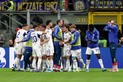 MILAN, ITALY - APRIL 21: Lucas Da Cunha of Como 1907 celebrates scoring his team's second goal with teammates during the Coppa Italia Semi-Final match between FC Internazionale and Como at San Siro on April 21, 2026 in Milan, Italy. (Photo by Marco Luzzani/Getty Images)