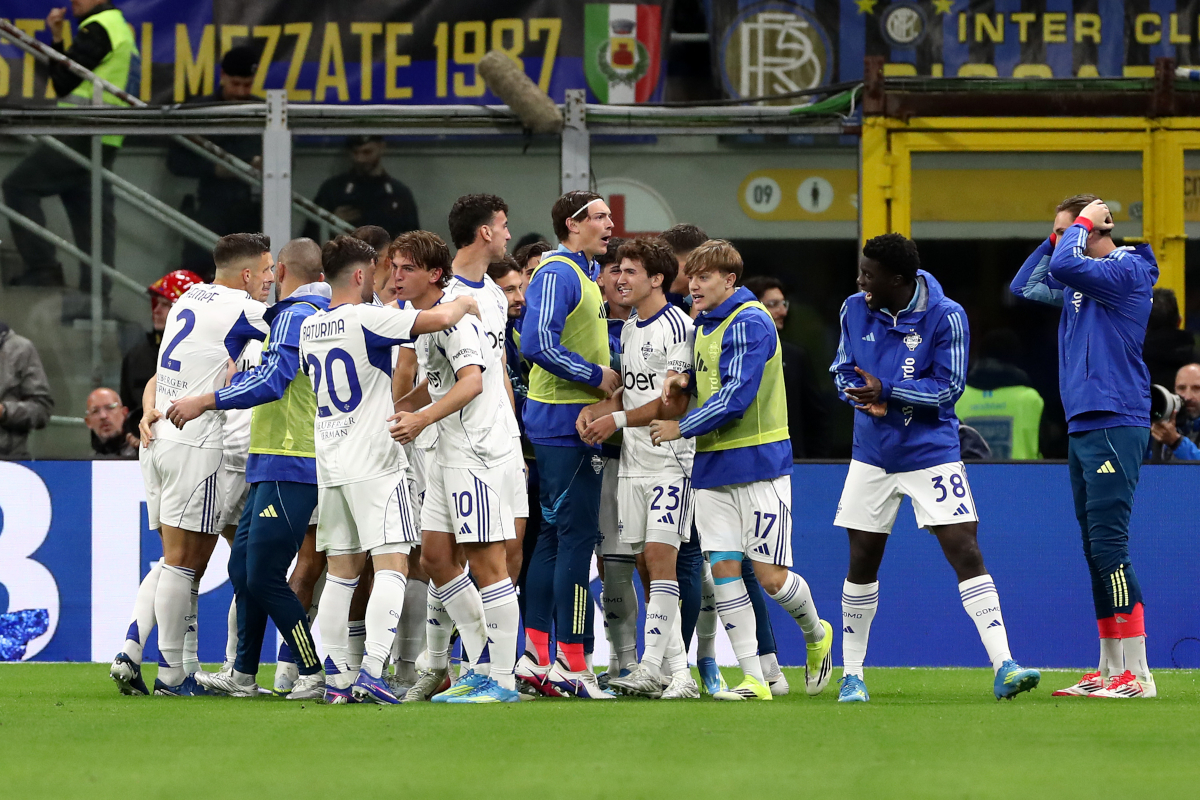 MILAN, ITALY - APRIL 21: Lucas Da Cunha of Como 1907 celebrates scoring his team's second goal with teammates during the Coppa Italia Semi-Final match between FC Internazionale and Como at San Siro on April 21, 2026 in Milan, Italy. (Photo by Marco Luzzani/Getty Images)