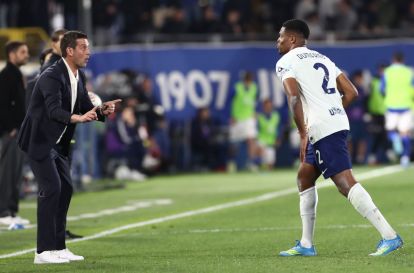 COMO, ITALY - APRIL 12: Denzel Dumfries of FC Internazionale celebrates with his coach Cristian Chivu after scoring their team's third goal during the Serie A match between Como 1907 and FC Internazionale at Giuseppe Sinigaglia Stadium on April 12, 2026 in Como, Italy. (Photo by Marco Luzzani/Getty Images)