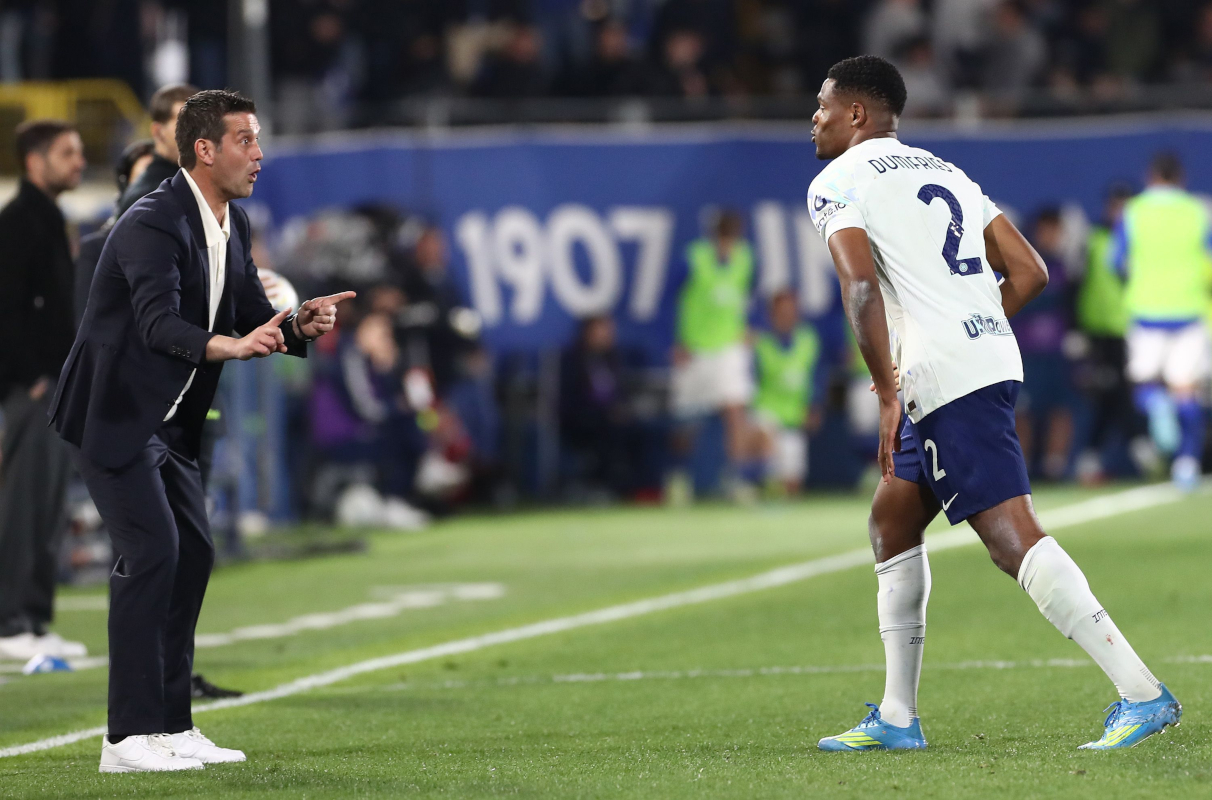COMO, ITALY - APRIL 12: Denzel Dumfries of FC Internazionale celebrates with his coach Cristian Chivu after scoring their team's third goal during the Serie A match between Como 1907 and FC Internazionale at Giuseppe Sinigaglia Stadium on April 12, 2026 in Como, Italy. (Photo by Marco Luzzani/Getty Images)