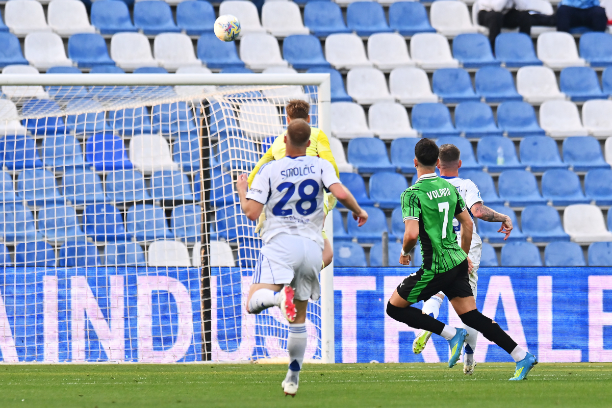 SASSUOLO, ITALY - APRIL 17: Cristian Volpato of US Sassuolo Calcio scores his team's first goal during the Serie A match between US Sassuolo Calcio and Como 1907 at Mapei Stadium Citta del Tricolore on April 17, 2026 in Sassuolo, Italy. (Photo by Alessandro Sabattini/Getty Images)