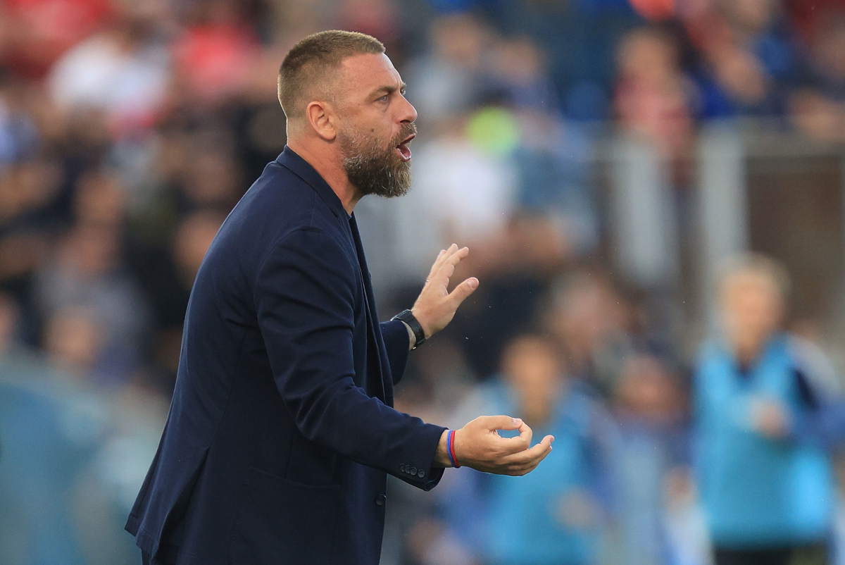 PISA, ITÁLIA - 19 DE ABRIL: Daniele De Rossi, gerente do Genoa CFC, reage durante a partida da Série A entre Pisa SC e Genoa CFC na Arena Garibaldi em 19 de abril de 2026 em Pisa, Itália. (Foto de Gabriele Maltinti/Getty Images)