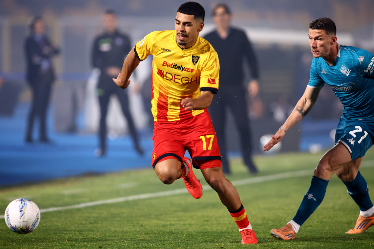 LECCE, ITALY - APRIL 20: Danilo Veiga of US Lecce competes for the ball with Robin Gosens of ACF Fiorentina during the Serie A match between US Lecce and ACF Fiorentina at Stadio Via del Mare on April 20, 2026 in Lecce, Italy. (Photo by Maurizio Lagana/Getty Images)