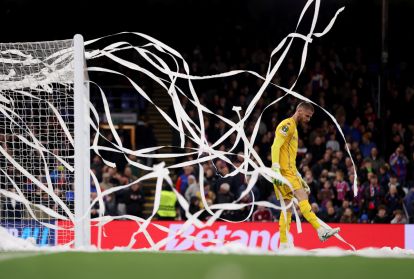 LONDON, ENGLAND - APRIL 09: David De Gea of ACF Fiorentina looks on as ticker tape is seen around him during the UEFA Conference League 2025/26 Quarter-Final Leg One match between Crystal Palace FC and ACF Fiorentina at Selhurst Park on April 09, 2026 in London, England. (Photo by Ryan Pierse/Getty Images)
