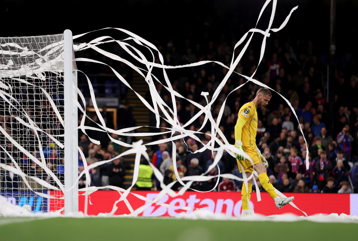 LONDON, ENGLAND - APRIL 09: David De Gea of ACF Fiorentina looks on as ticker tape is seen around him during the UEFA Conference League 2025/26 Quarter-Final Leg One match between Crystal Palace FC and ACF Fiorentina at Selhurst Park on April 09, 2026 in London, England. (Photo by Ryan Pierse/Getty Images)