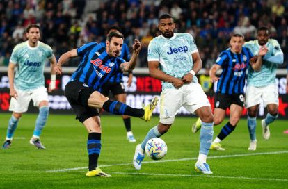 BERGAMO, ITALY - APRIL 11: Davide Zappacosta of Atalanta shoots under pressure from Bremer of Juventus during the Serie A match between Atalanta BC and Juventus at Gewiss Stadium on April 11, 2026 in Bergamo, Italy. (Photo by Pier Marco Tacca/Getty Images)