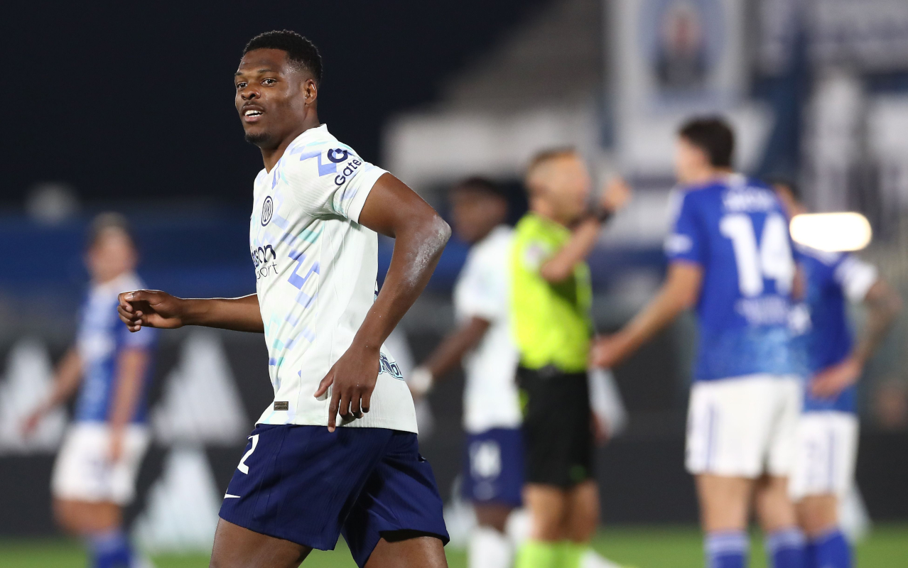 COMO, ITALY - APRIL 12: Denzel Dumfries of FC Internazionale celebrates after scoring their team's third goal during the Serie A match between Como 1907 and FC Internazionale at Giuseppe Sinigaglia Stadium on April 12, 2026 in Como, Italy. (Photo by Marco Luzzani/Getty Images)