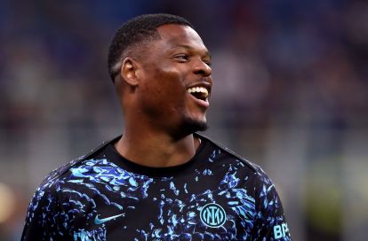 MILAN, ITALY - APRIL 17: Denzel Dumfries of FC Internazionale Milano reacts as the team warms up prior to the Serie A match between FC Internazionale and Cagliari Calcio at Giuseppe Meazza Stadium on April 17, 2026 in Milan, Italy. (Photo by Marco Luzzani/Getty Images)