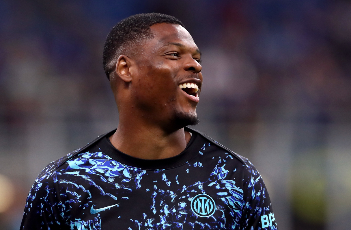 MILAN, ITALY - APRIL 17: Denzel Dumfries of FC Internazionale Milano reacts as the team warms up prior to the Serie A match between FC Internazionale and Cagliari Calcio at Giuseppe Meazza Stadium on April 17, 2026 in Milan, Italy. (Photo by Marco Luzzani/Getty Images)