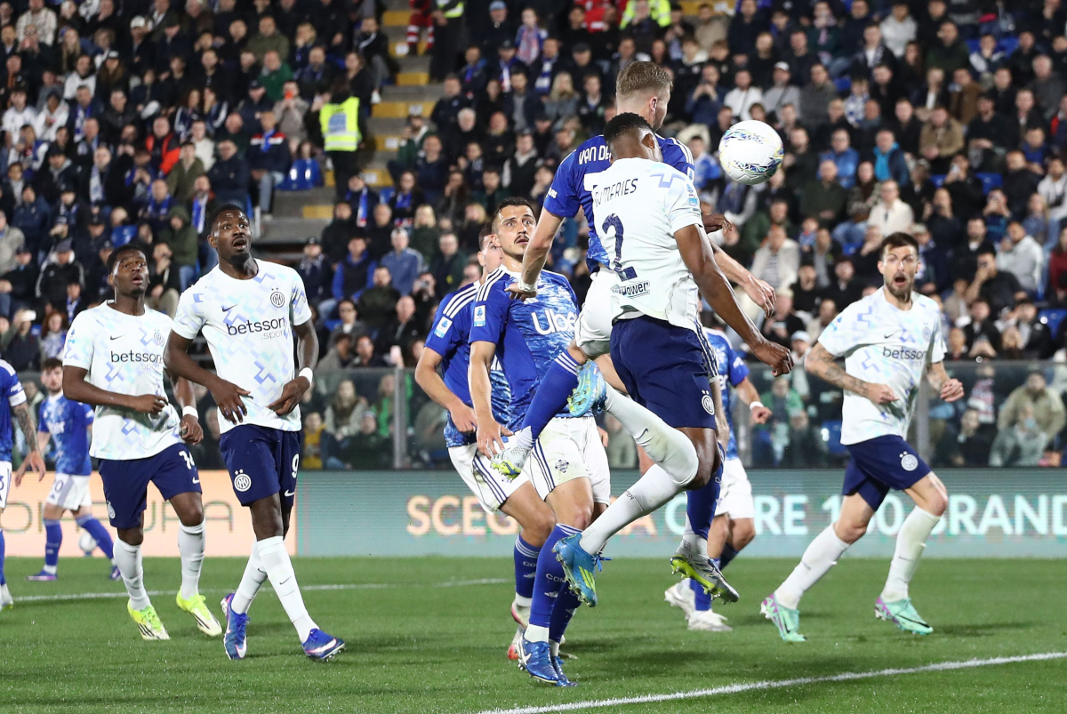 COMO, ITALY - APRIL 12: Denzel Dumfries of FC Internazionale scores their team's third goal during the Serie A match between Como 1907 and FC Internazionale at Giuseppe Sinigaglia Stadium on April 12, 2026 in Como, Italy. (Photo by Marco Luzzani/Getty Images)
