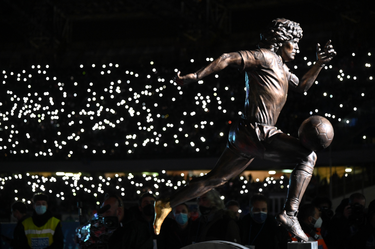 NAPLES, ITALY - NOVEMBER 28: A statue of Diego Maradona is displayed to the fans prior to the Serie A match between SSC Napoli and SS Lazio at Stadio Diego Armando Maradona on November 28, 2021 in Naples, Italy. (Photo by Marco Rosi - SS Lazio/Getty Images)