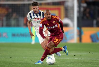 ROME, ITALY - APRIL 18: Donyell Malen of AS Roma is put under pressure by Berat Djimsiti of Atalanta during the Serie A match between AS Roma and Atalanta BC at Stadio Olimpico on April 18, 2026 in Rome, Italy. (Photo by Paolo Bruno/Getty Images)